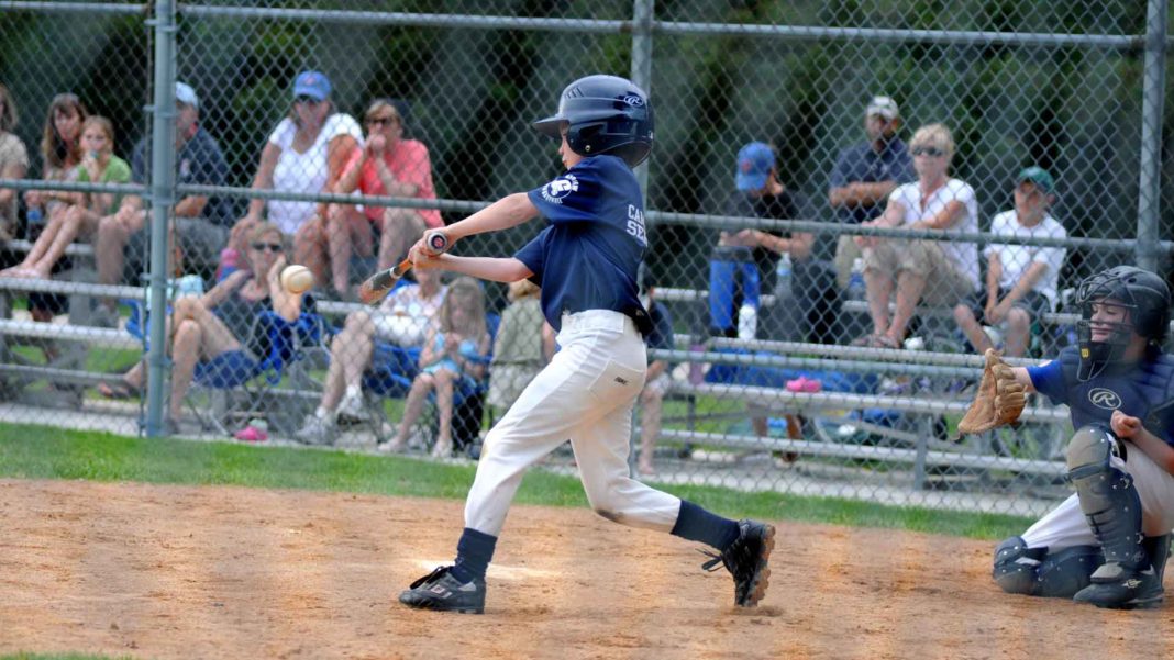 Softball-vs-Baseball-on-hometalk.news