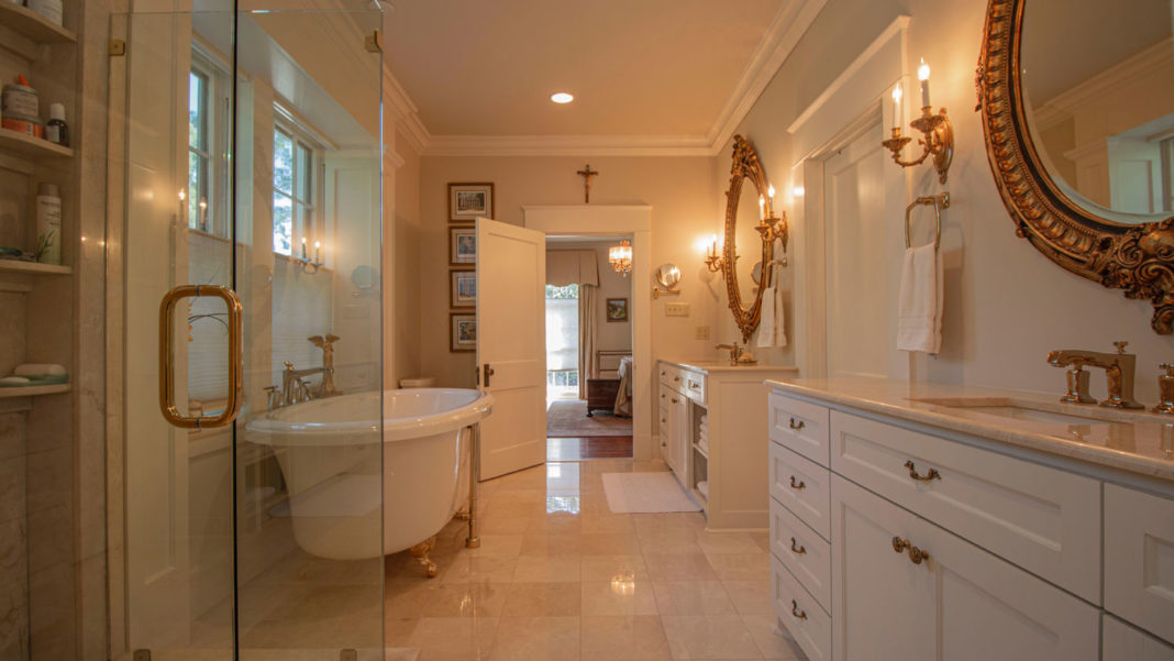 Ways-of-Using-Mirror-in-a-Bathroom-to-Enlarge-Space-on-hometalk-news