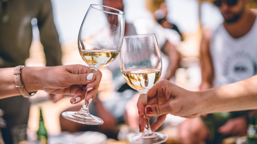 Summer-Facts-White-Wine-Enthusiasts-Will-Appreciate-on-hometalk